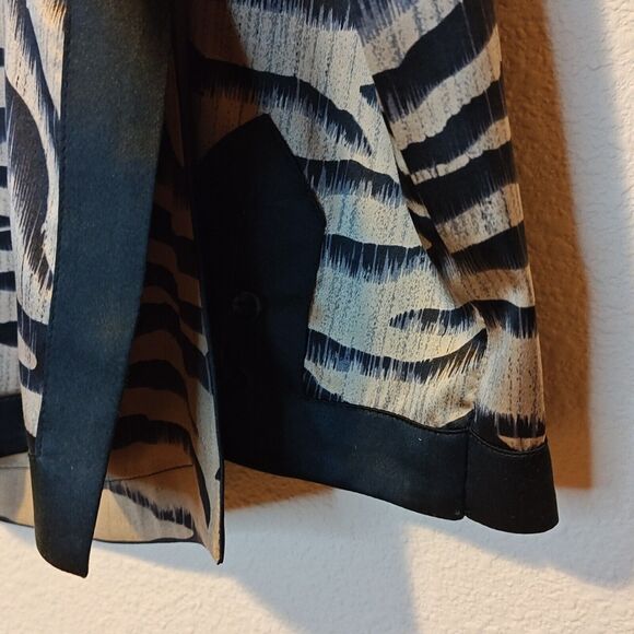 Chico's Silk Popover Tunic Top Animal Print Deep V Neck Women's Small Long Slv - Picture 3 of 7